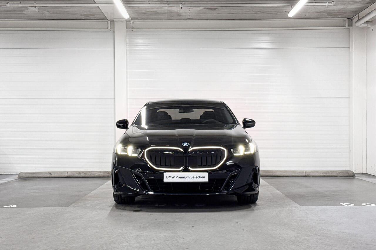 BMW 5-SERIE Sedan 530e | M-Sport Pro | Travel Pack | Innovation Pack | Comfort Pack | Driving Assistant Plus | Harman/Kardon | Panoramadak | Comfort Access |