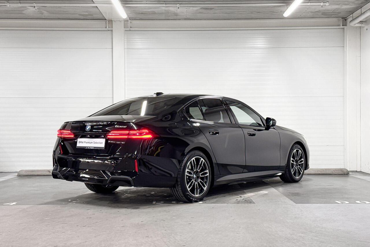 BMW 5-SERIE Sedan 530e | M-Sport Pro | Travel Pack | Innovation Pack | Comfort Pack | Driving Assistant Plus | Harman/Kardon | Panoramadak | Comfort Access |