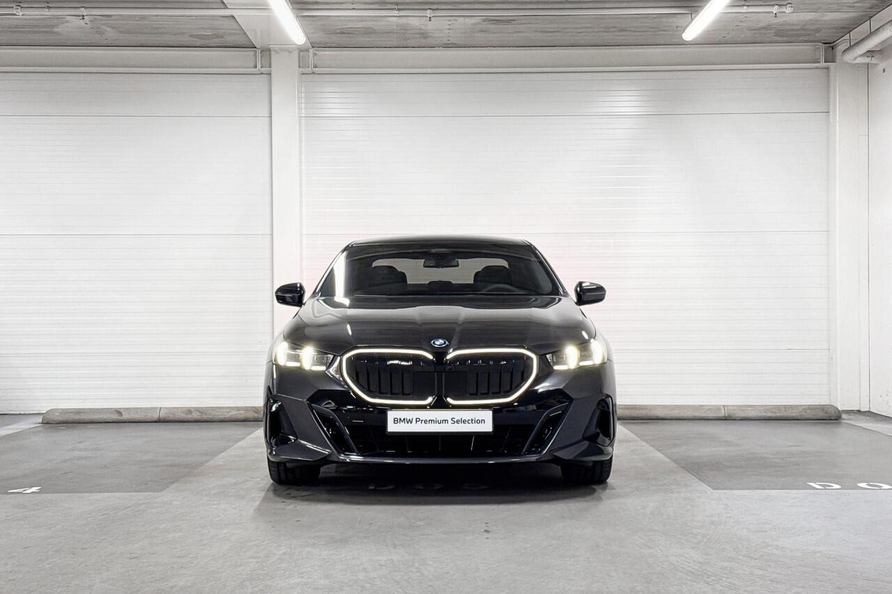 BMW 5-SERIE Sedan 530e | M-Sport Pro | Travel Pack | Innovation Pack | Comfort Pack | Driving Assistant Plus | Harman/Kardon | Panoramadak | Comfort Access | Huisselectie