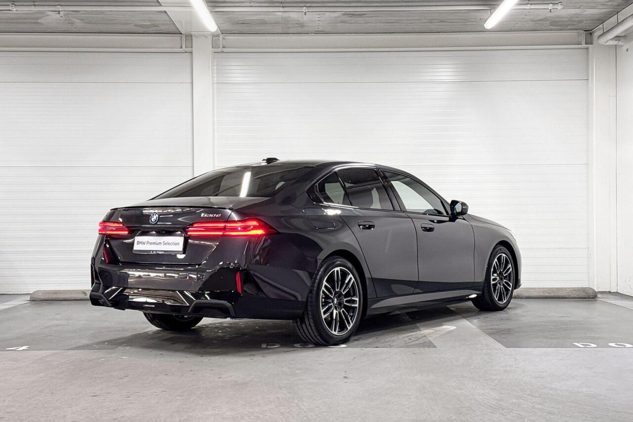 BMW 5-SERIE Sedan 530e | M-Sport Pro | Travel Pack | Innovation Pack | Comfort Pack | Driving Assistant Plus | Harman/Kardon | Panoramadak | Comfort Access | Huisselectie