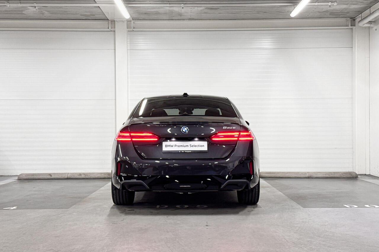 BMW 5-SERIE Sedan 530e | M-Sport Pro | Travel Pack | Innovation Pack | Comfort Pack | Driving Assistant Plus | Harman/Kardon | Panoramadak | Comfort Access | Huisselectie