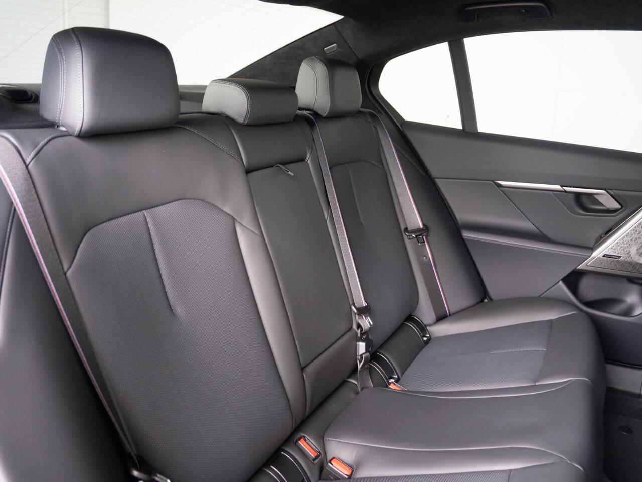 BMW 5-SERIE 550e xDrive | M Sportpakket Pro | Innovation Pack | Individual Ruby Black | Bowers & Wilkins | Stuurwielrand verwarmd | Comfort Access | Panoramadak | Stoelventilatie | Trekhaak