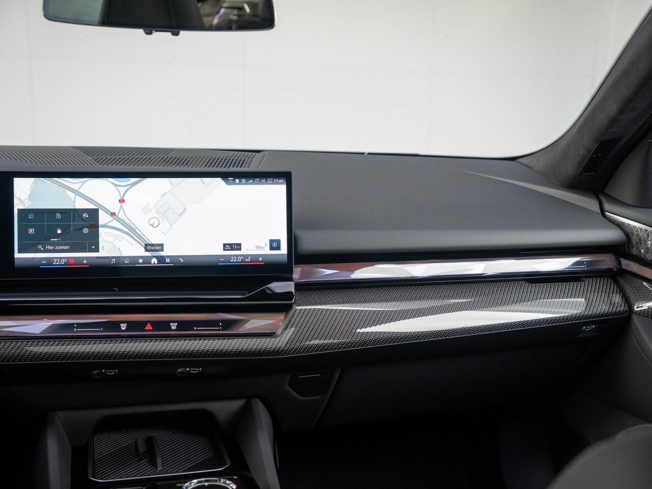 BMW 5-SERIE 550e xDrive | M Sportpakket Pro | Innovation Pack | Individual Ruby Black | Bowers & Wilkins | Stuurwielrand verwarmd | Comfort Access | Panoramadak | Stoelventilatie | Trekhaak