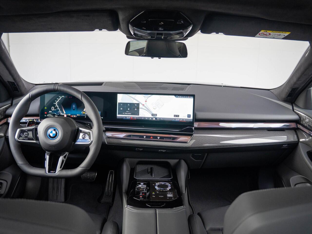 BMW 5-SERIE 550e xDrive | M Sportpakket Pro | Innovation Pack | Individual Ruby Black | Bowers & Wilkins | Stuurwielrand verwarmd | Comfort Access | Panoramadak | Stoelventilatie | Trekhaak