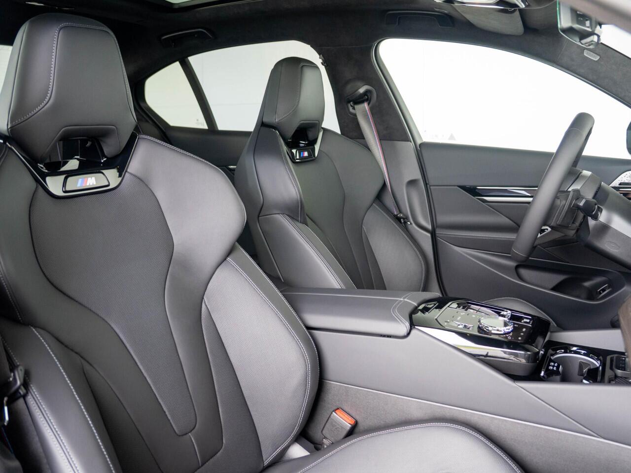BMW 5-SERIE 550e xDrive | M Sportpakket Pro | Innovation Pack | Individual Ruby Black | Bowers & Wilkins | Stuurwielrand verwarmd | Comfort Access | Panoramadak | Stoelventilatie | Trekhaak