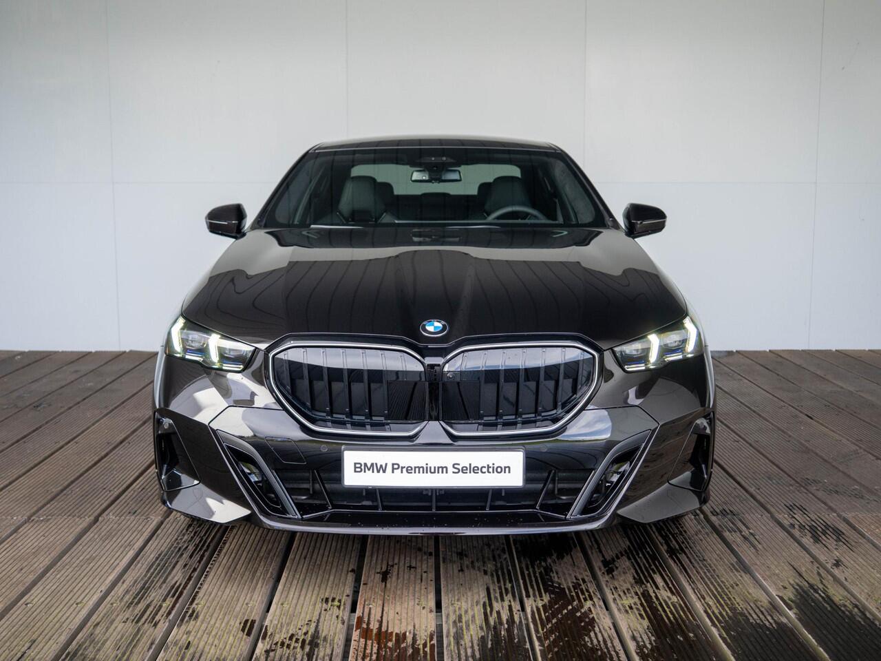 BMW 5-SERIE 550e xDrive | M Sportpakket Pro | Innovation Pack | Individual Ruby Black | Bowers & Wilkins | Stuurwielrand verwarmd | Comfort Access | Panoramadak | Stoelventilatie | Trekhaak