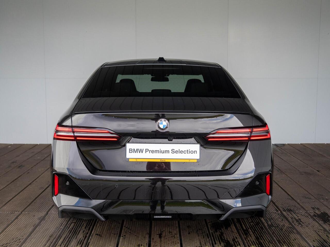 BMW 5-SERIE 550e xDrive | M Sportpakket Pro | Innovation Pack | Individual Ruby Black | Bowers & Wilkins | Stuurwielrand verwarmd | Comfort Access | Panoramadak | Stoelventilatie | Trekhaak
