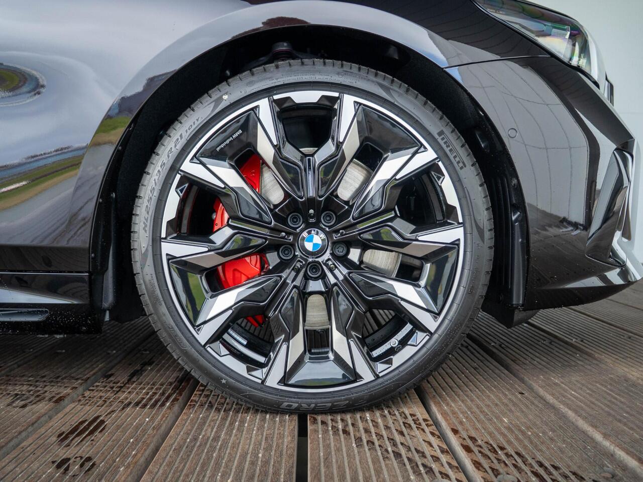 BMW 5-SERIE 550e xDrive | M Sportpakket Pro | Innovation Pack | Individual Ruby Black | Bowers & Wilkins | Stuurwielrand verwarmd | Comfort Access | Panoramadak | Stoelventilatie | Trekhaak