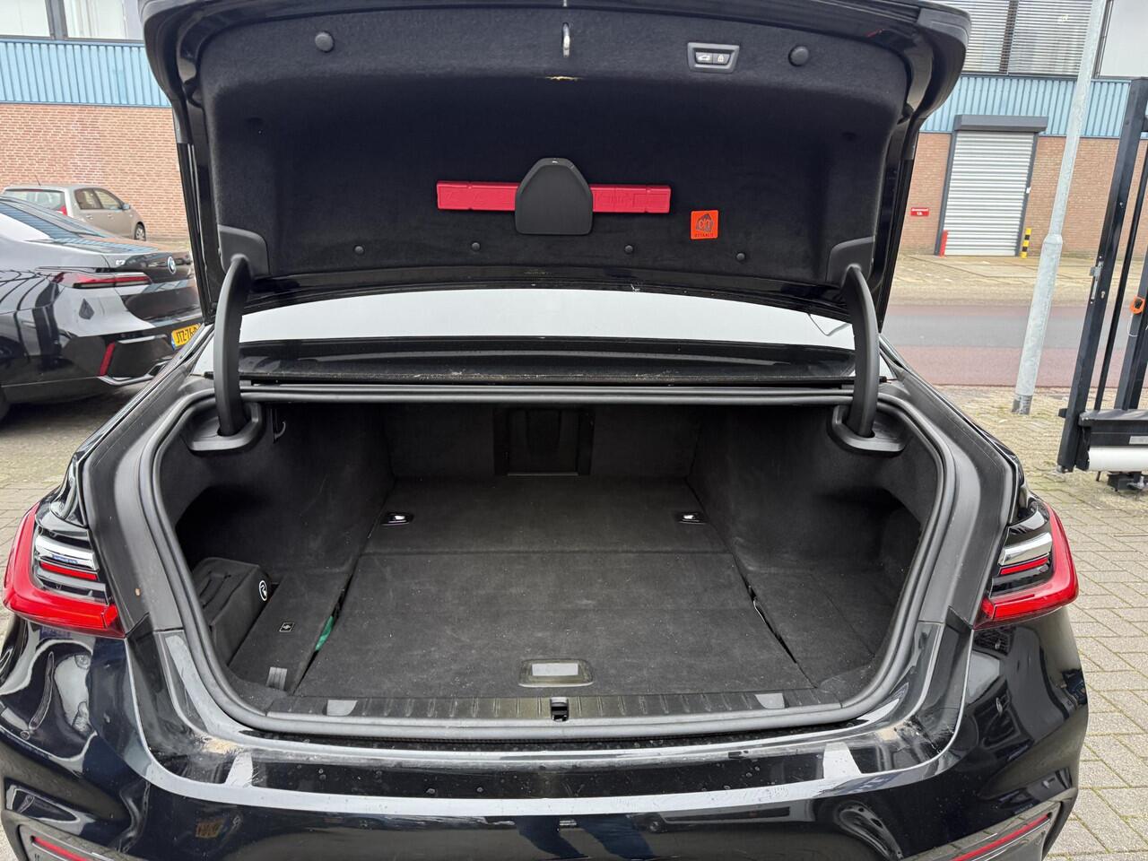 BMW 7-SERIE 745e Massage, Laser-light, 4x ventilatie seat, schuifdak, M-sport, Winterset, Display-key, Zwart leer