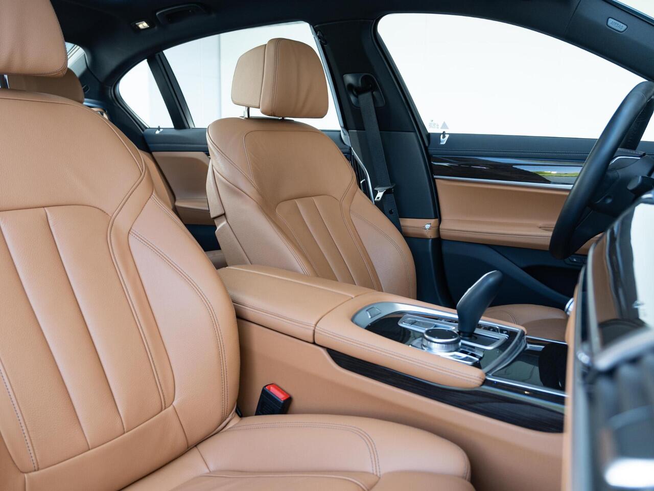 BMW 7-SERIE Limousine 740Ld xDrive | High Executive | Comfort Access | Harman Kardon | Panoramadak | Soft Close | Head-Up Display | 19''