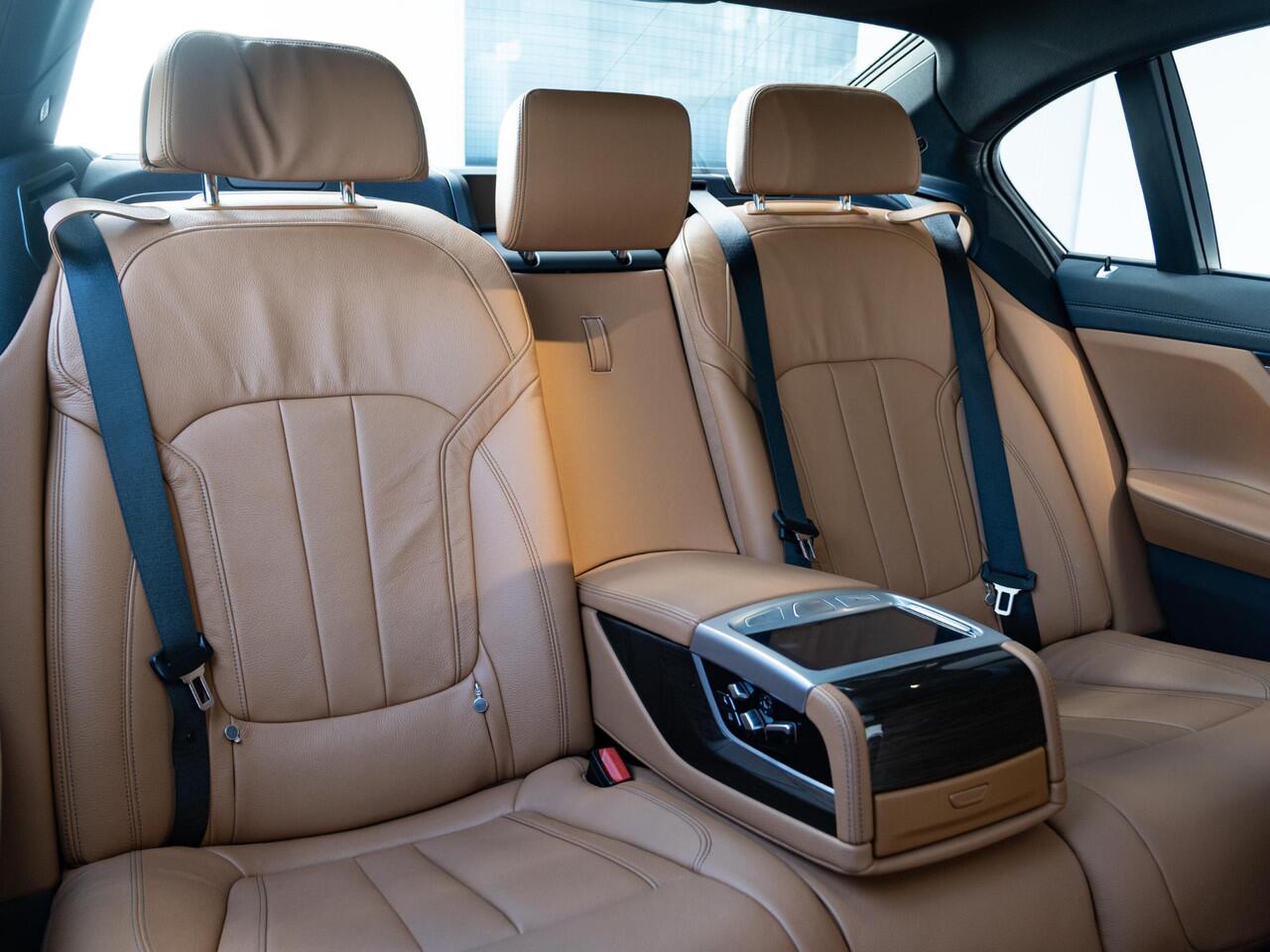 BMW 7-SERIE Limousine 740Ld xDrive | High Executive | Comfort Access | Harman Kardon | Panoramadak | Soft Close | Head-Up Display | 19''