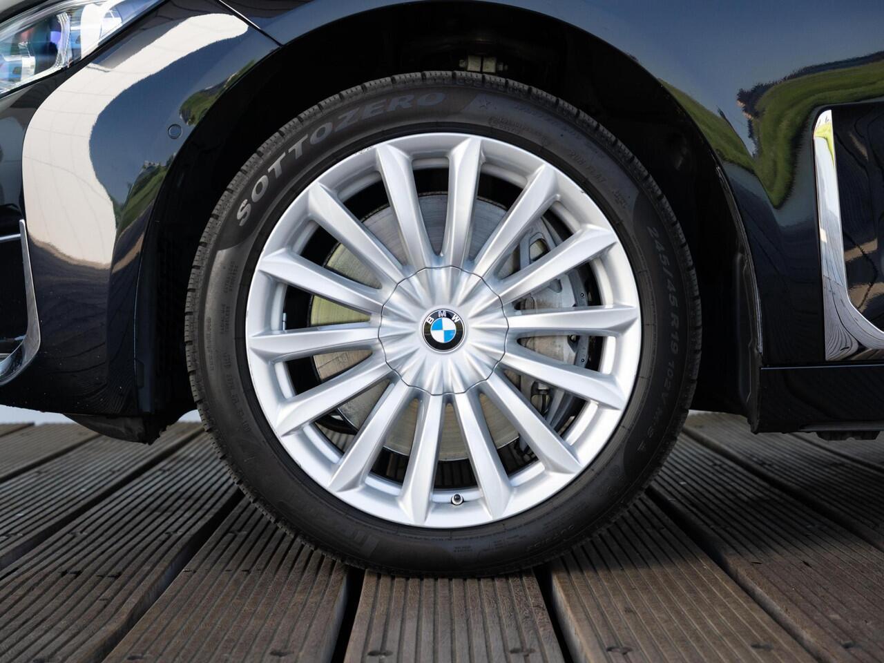 BMW 7-SERIE Limousine 740Ld xDrive | High Executive | Comfort Access | Harman Kardon | Panoramadak | Soft Close | Head-Up Display | 19''