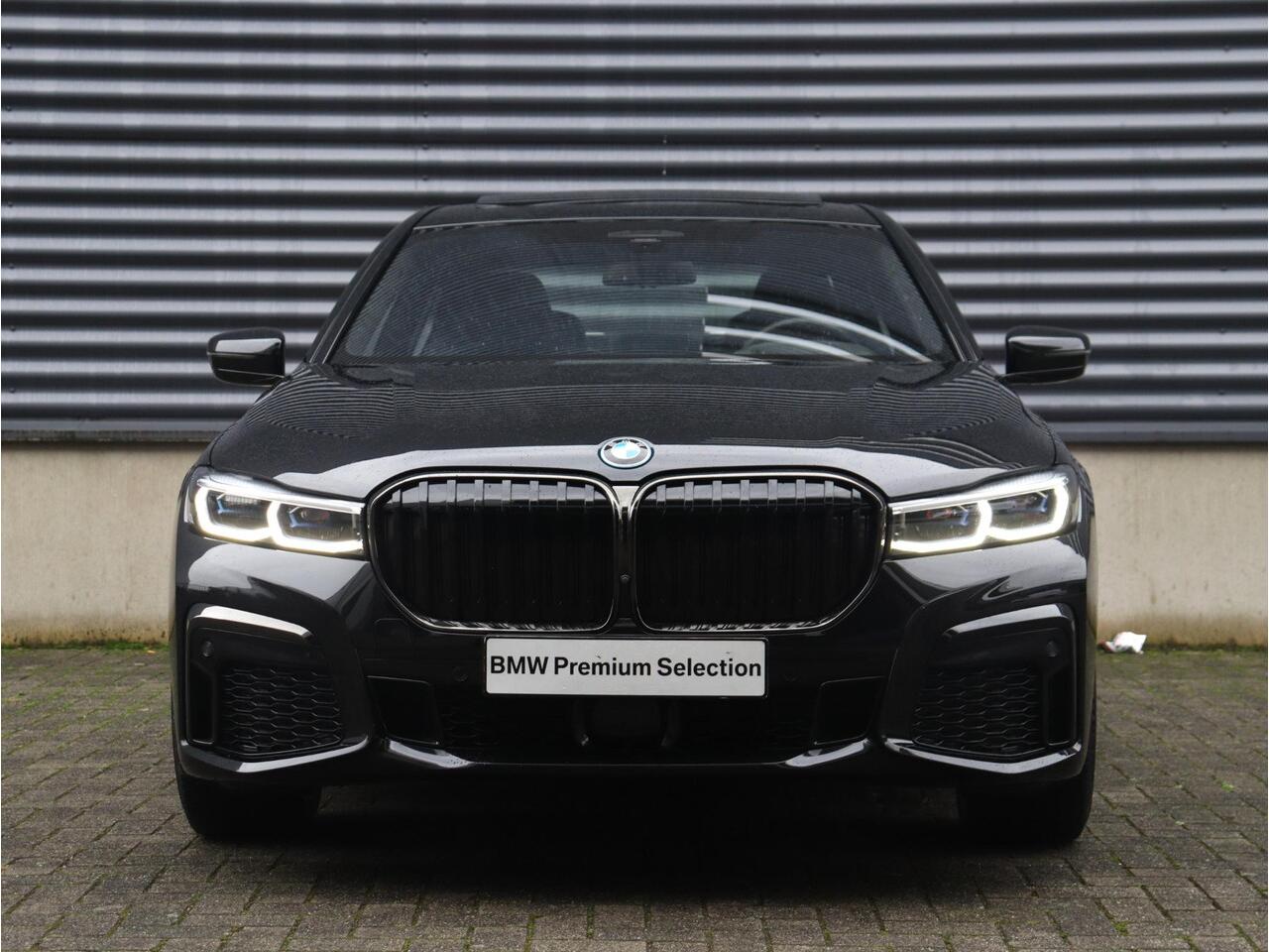 BMW 7-SERIE 745e M Sportpakket | Panodak | Driving Assistant Prof. | Active Steering | Comfortstoelen Achter | Head-Up | Harman Kardon | Parking Assistant Plus | 20'' LMV