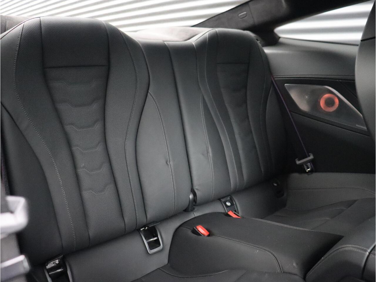 BMW 8-SERIE Coupé M850i xDrive | High Executive | M Sport | Driving Assistant Prof. | Carbon Exterieur Pack | Bowers & Wilkins | Adaptief M Onderstel | Laserlight | Active Steering | Parking Assistant Plus | 20'' LMV