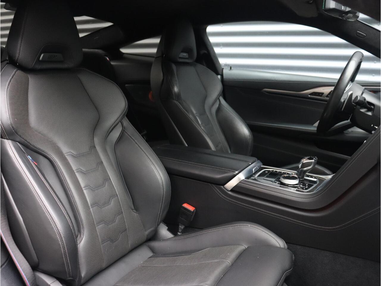 BMW 8-SERIE Coupé M850i xDrive | High Executive | M Sport | Driving Assistant Prof. | Carbon Exterieur Pack | Bowers & Wilkins | Adaptief M Onderstel | Laserlight | Active Steering | Parking Assistant Plus | 20'' LMV