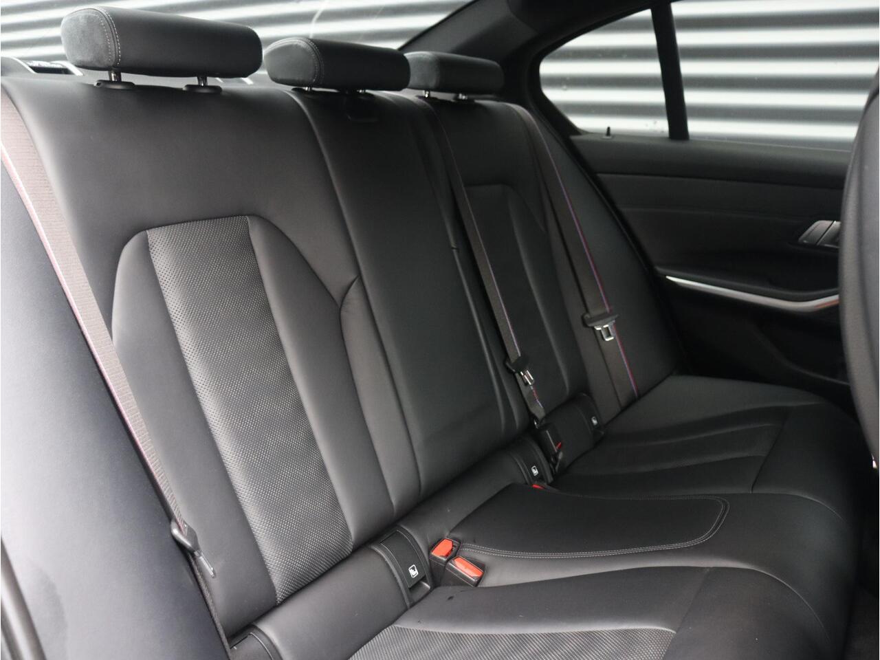 BMW M3 3-serie Sedan Competition | High Executive | Drivers Package | Carbon Exterieur Pakket | Harman Kardon | Head-Up | Driving Assistant Prof. | Elektr. Stoelen | Laserlight | 19/20'' LMV