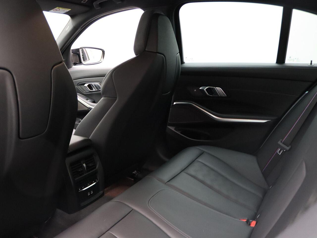 BMW M3 3 Serie Sedan xDrive Competition Parking Pack | Safety Pack | Stuurwielrand Verwarmd | Adaptief M Onderstel | Driving Assistant Professional | Laserlight | Head-Up Display | Harman Kardon | 19/20''