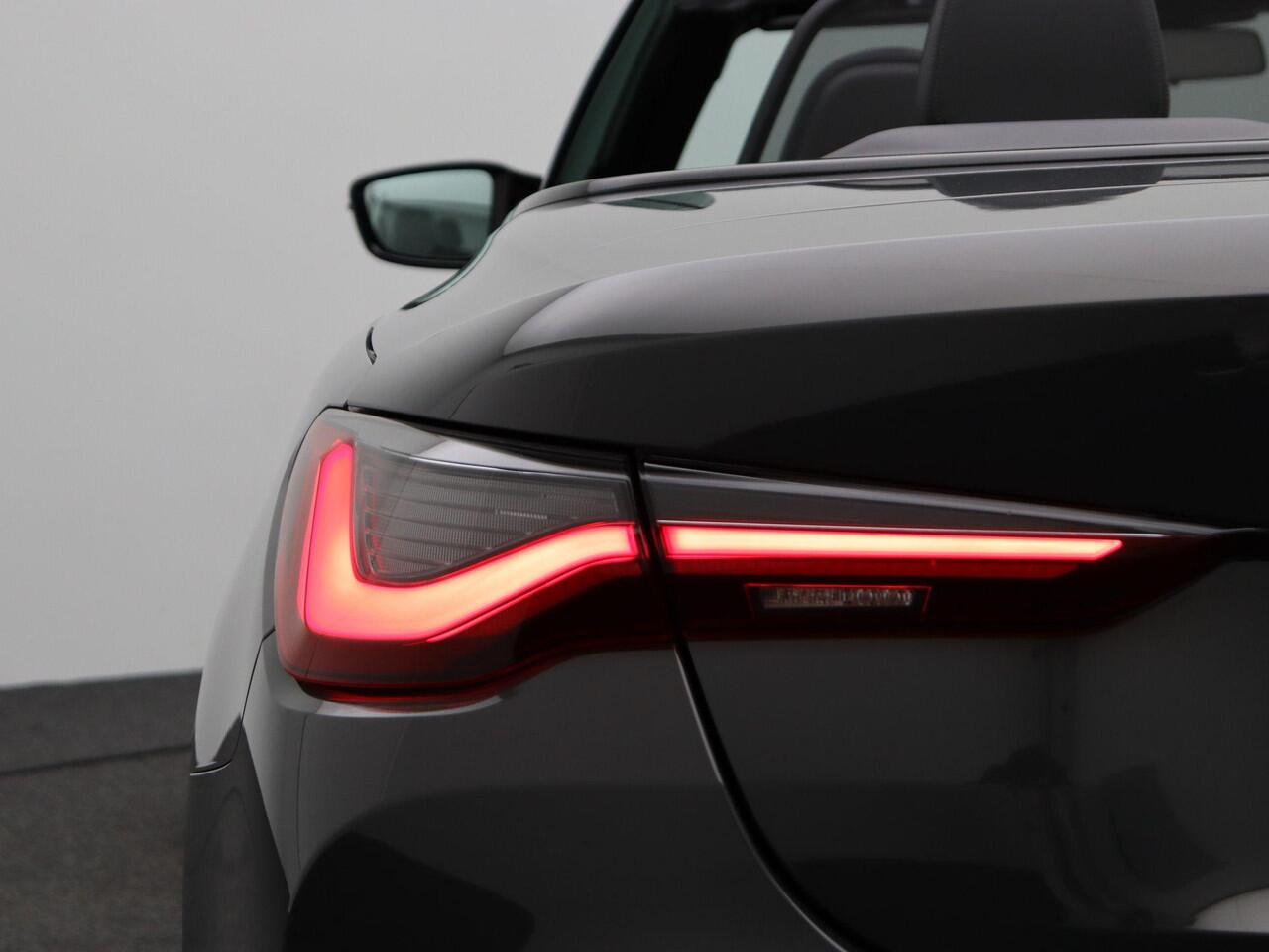 BMW M4 Cabrio xDrive Competition Innovation Pack | Stuurwielrand Verwarmd | Adaptief M Onderstel | Driving Assistant Professional | Head-Up Display | Harman Kardon | 19/20''