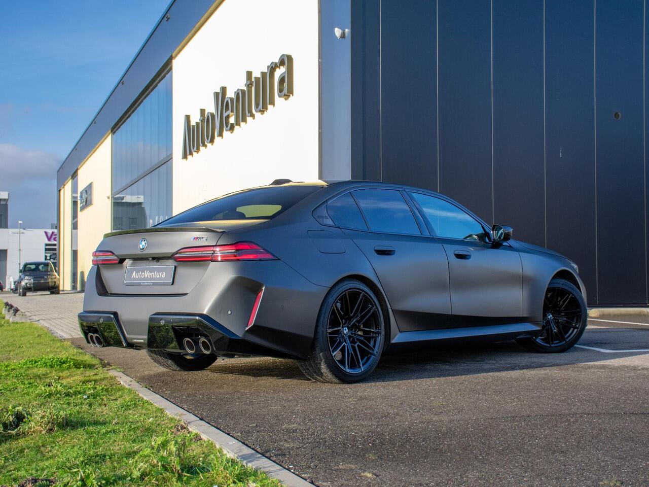 BMW M5 | Keramisch | M drivers package l Carbon | B&W Audio | Trekhaak | NP 177k!