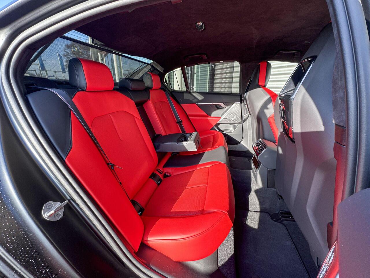 BMW M5 Sedan M5 Keramische Remschijven / Trekhaak / Driving Asssistant Professional