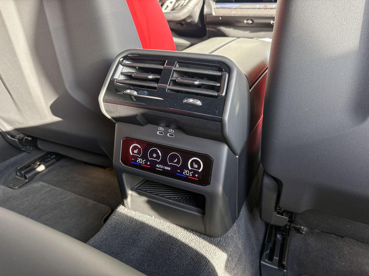 BMW M5 Sedan M5 Keramische Remschijven / Trekhaak / Driving Asssistant Professional