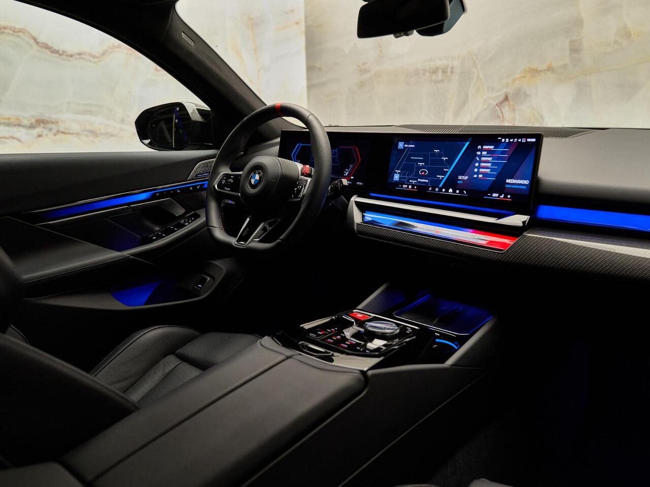 BMW M5 Touring V8 M Hybrid, Akrapovic, H&R, Sonderlackierung, pano, tr.haak, 21", alcantara, B&W, stl.ventilatie, memory, carbon, leder, keyless, privacy