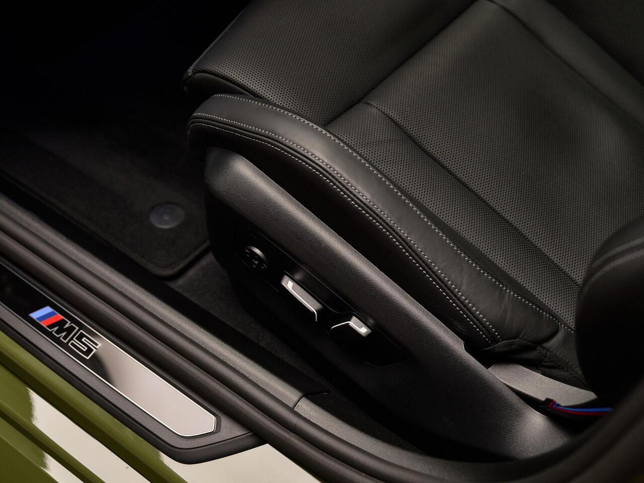 BMW M5 Touring V8 M Hybrid, Akrapovic, H&R, Sonderlackierung, pano, tr.haak, 21", alcantara, B&W, stl.ventilatie, memory, carbon, leder, keyless, privacy