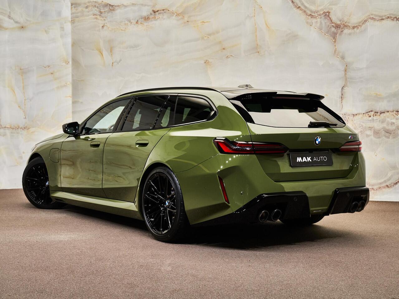 BMW M5 Touring V8 M Hybrid, Akrapovic, H&R, Sonderlackierung, pano, tr.haak, 21", alcantara, B&W, stl.ventilatie, memory, carbon, leder, keyless, privacy