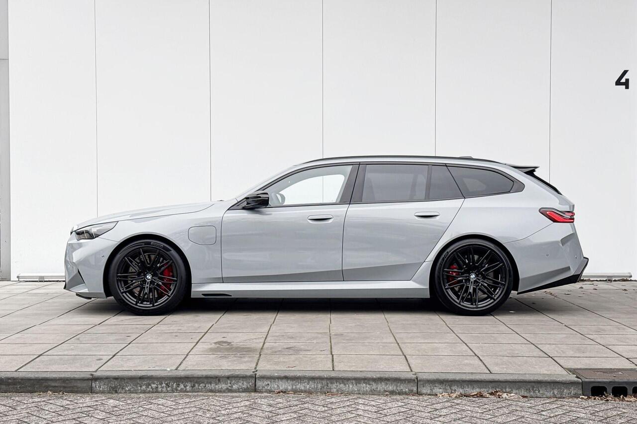 BMW M5 Touring / Bowers & Wilkins / Driving Assistant Professional / Head-Up / Parking Assistant Plus / Trekhaak Elektrisch inklapbaar / Stoelventilatie / Verwarmde stoelen voor en achter