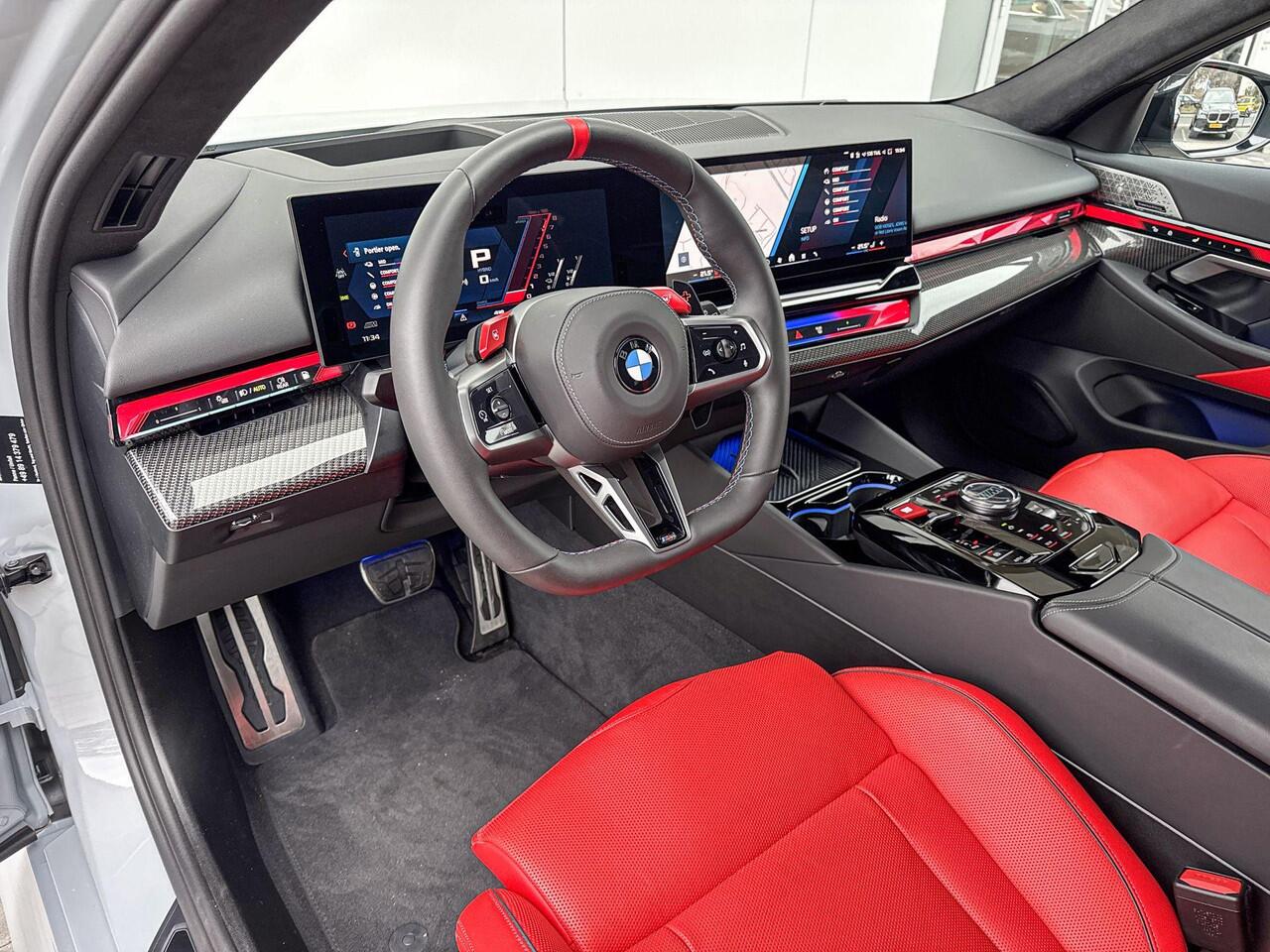 BMW M5 Touring / Bowers & Wilkins / Driving Assistant Professional / Head-Up / Parking Assistant Plus / Trekhaak Elektrisch inklapbaar / Stoelventilatie / Verwarmde stoelen voor en achter