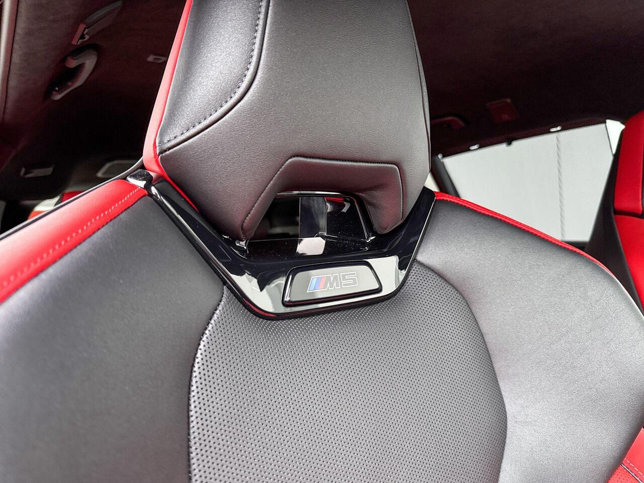 BMW M5 Touring / Bowers & Wilkins / Driving Assistant Professional / Head-Up / Parking Assistant Plus / Trekhaak Elektrisch inklapbaar / Stoelventilatie / Verwarmde stoelen voor en achter