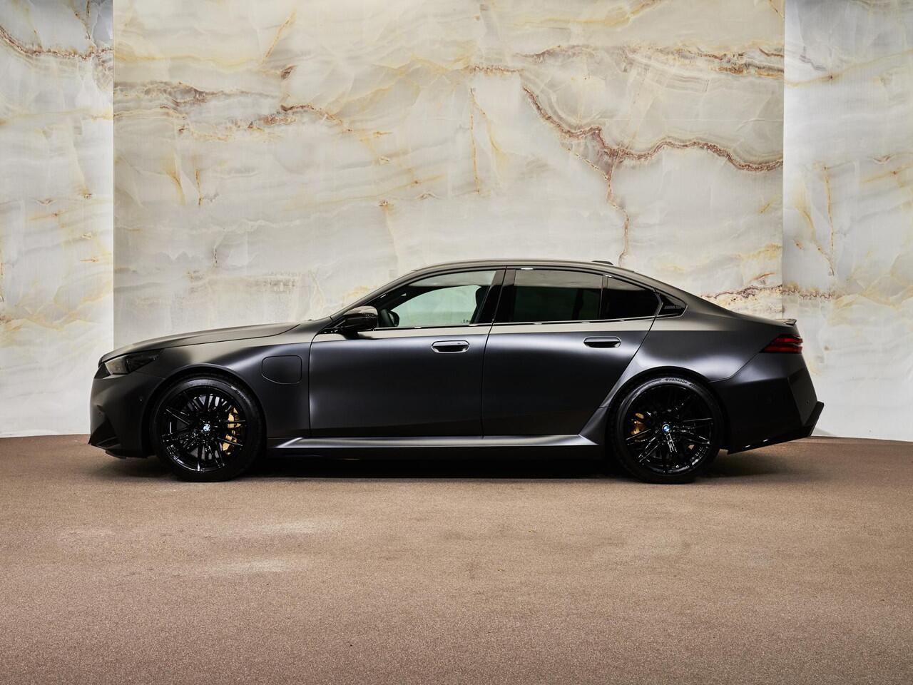 BMW M5 Limousine V8 M Hybrid, Frozen, Ultimate Package, carbon extr., B&W, ceramic, 21'', stl.ventilatie, tr.haak, leder, privacy