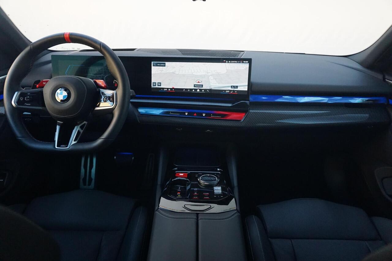 BMW M5 Touring M Driver's Pack | Glazen Panoramadak | Trekhaak Elektrisch | Driving Assistant Professional | Bowers & Wilkins | Stuur- en stoelverwarming | Stoelverstelling elektrisch met geheugen