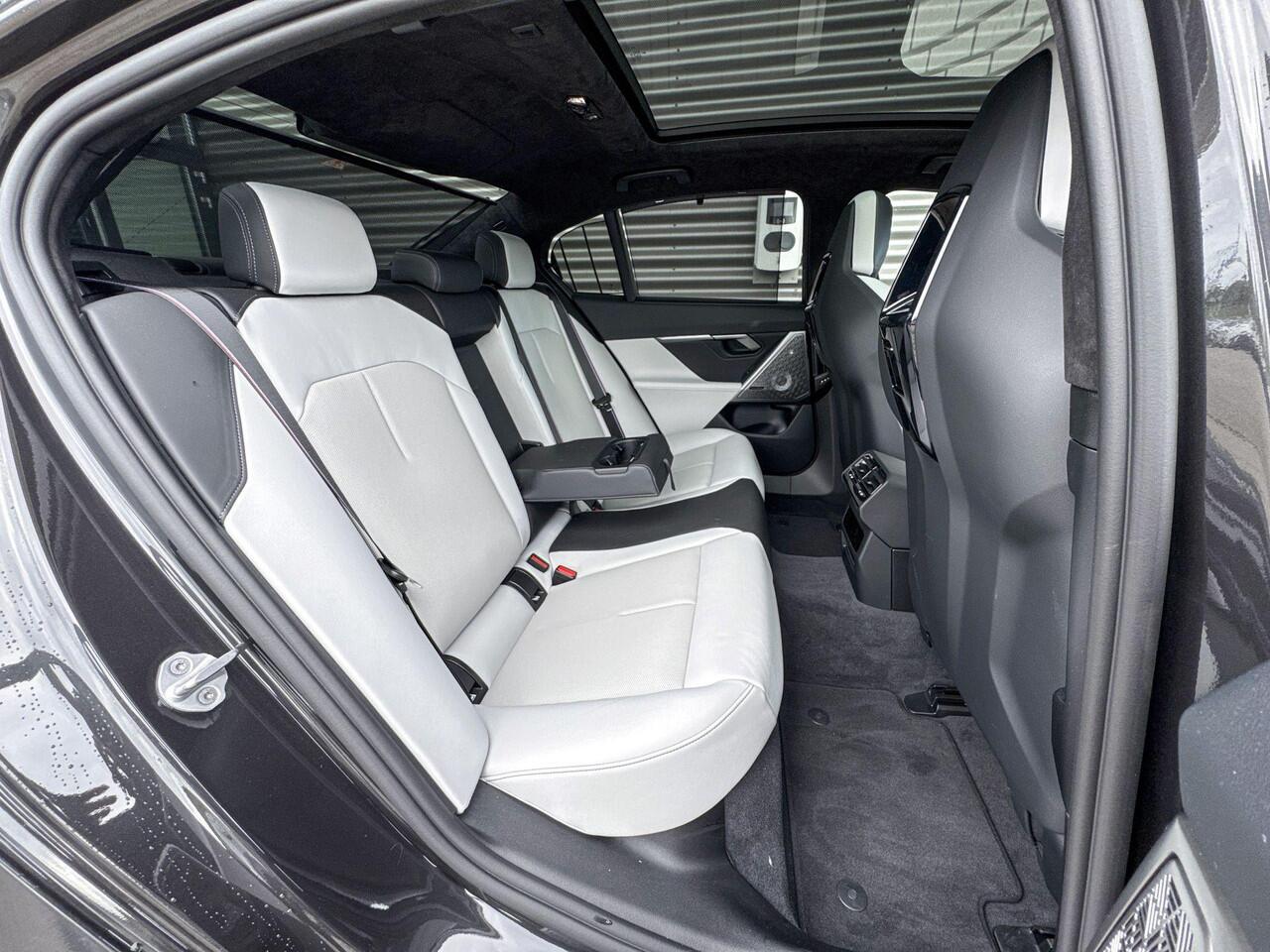 BMW M5 Sedan M5 M Driver's Pack / Comfort Pack / Panoramadak / Driving Assistant Professional / Parking Assistant Professional