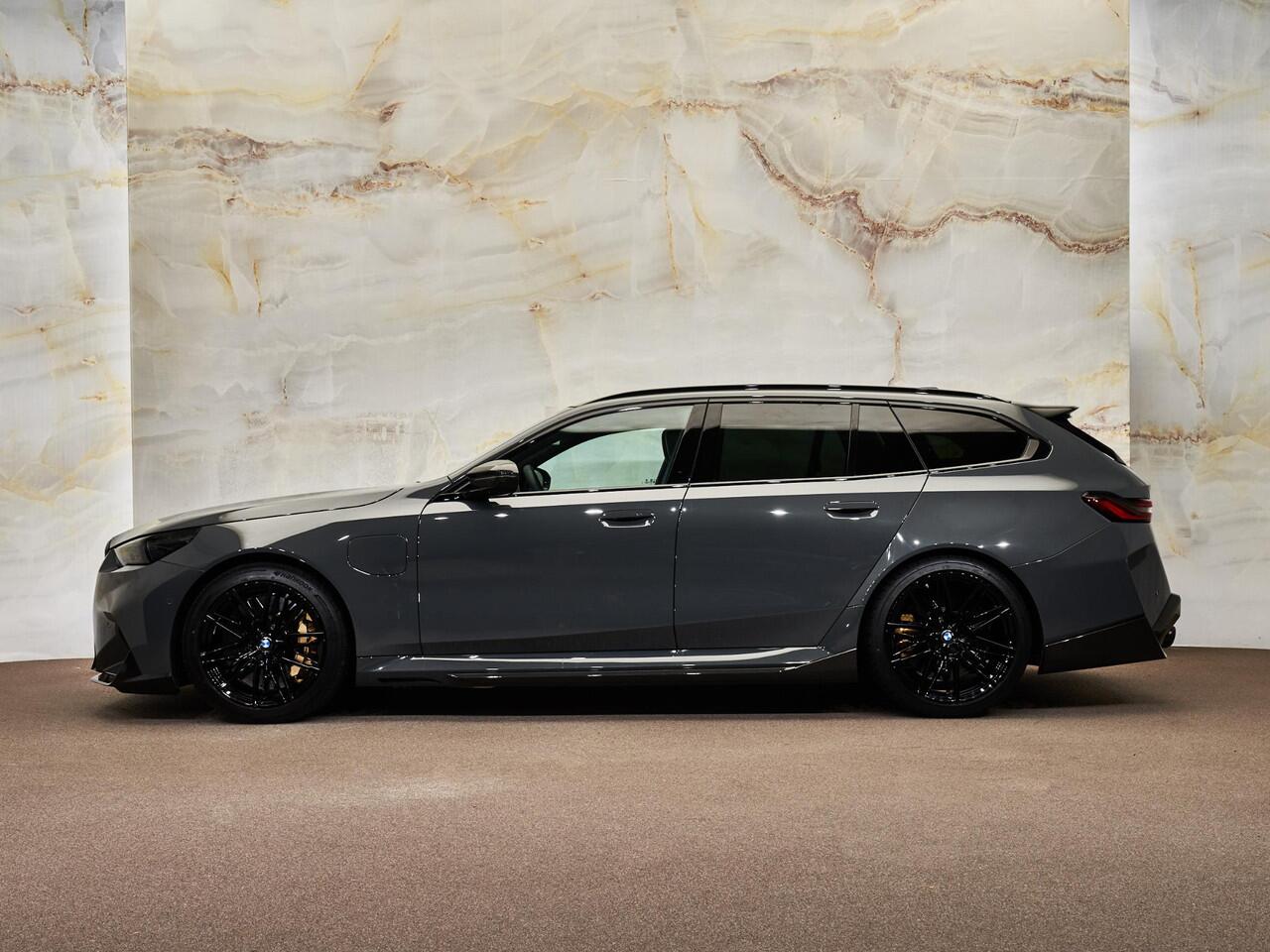 BMW M5 Touring V8 M Hybrid, IPE Exhaust, M Performance, Sonderlackierung, Ultimate Package, ceramic, pano, B&W, 21", stl.ventilatie, memory, carbon, leder, privacy