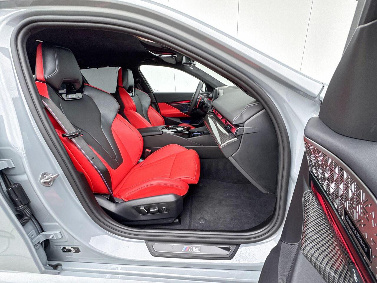 BMW M5 Touring M5 / Bowers & Wilkins / Driving Assistant Professional / Head-Up / Parking Assistant Plus / Trekhaak Elektrisch inklapbaar / Stoelventilatie / Verwarmde stoelen voor en achter