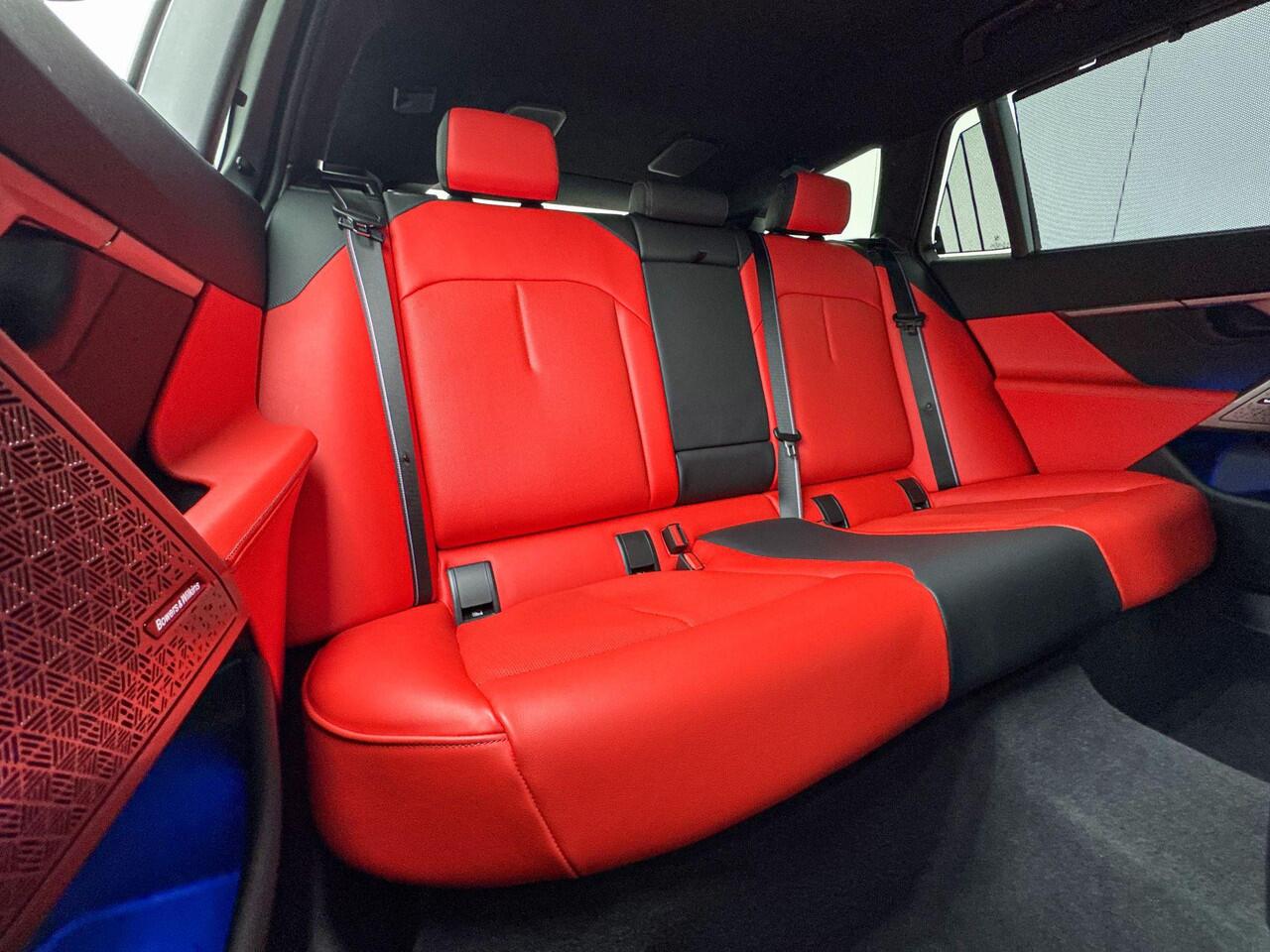 BMW M5 Touring M5 / Bowers & Wilkins / Driving Assistant Professional / Head-Up / Parking Assistant Plus / Trekhaak Elektrisch inklapbaar / Stoelventilatie / Verwarmde stoelen voor en achter