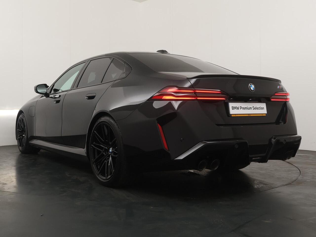 BMW M5 5-serie M Driver's Pack | Driving Assistant Professional | Parking Assistant Prof | Bowers & Wilkins | Stoelventilatie | Carbon Pack | Stuurwielrand verwarmd |