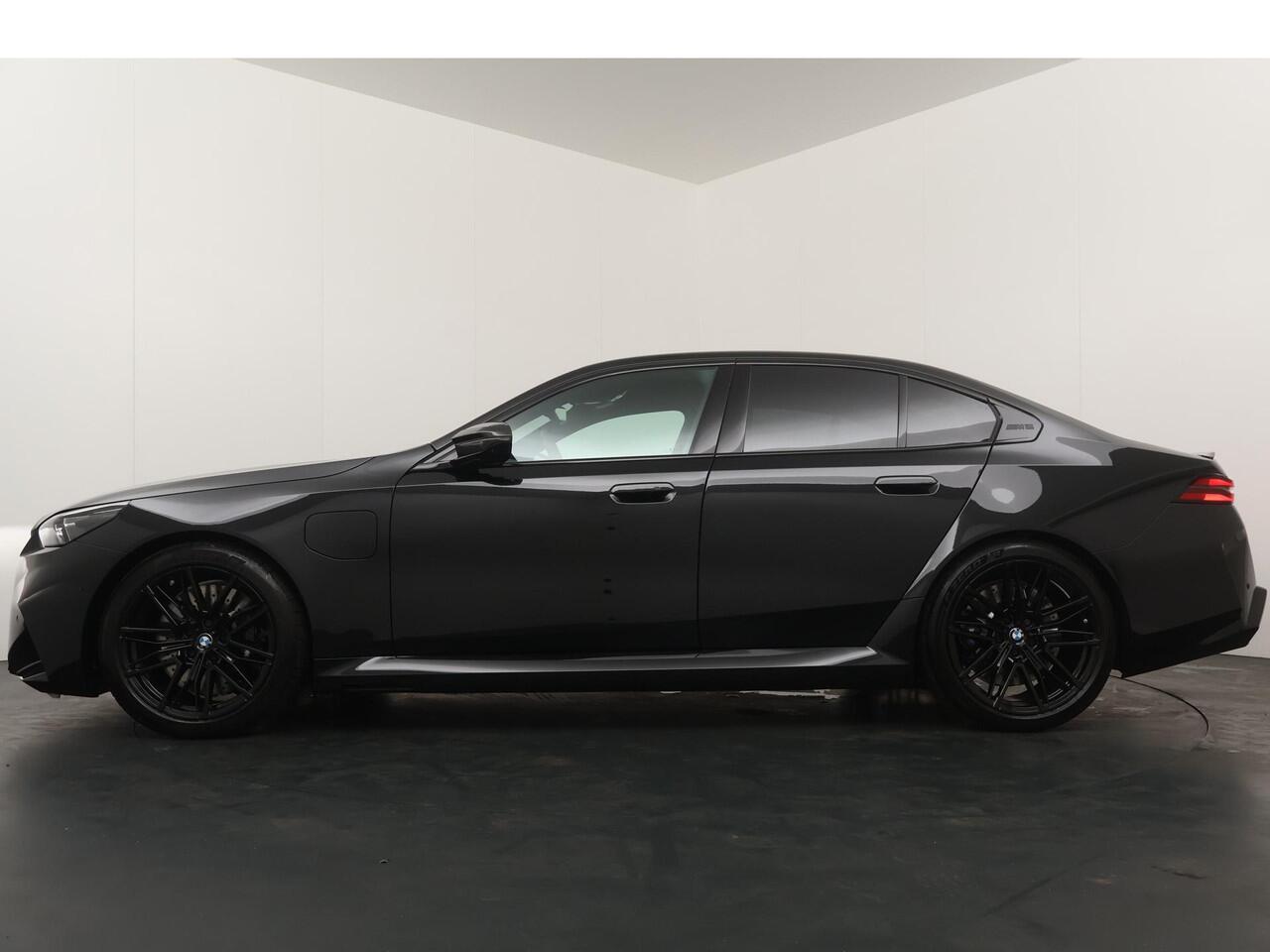 BMW M5 5-serie M Driver's Pack | Driving Assistant Professional | Parking Assistant Prof | Bowers & Wilkins | Stoelventilatie | Carbon Pack | Stuurwielrand verwarmd |