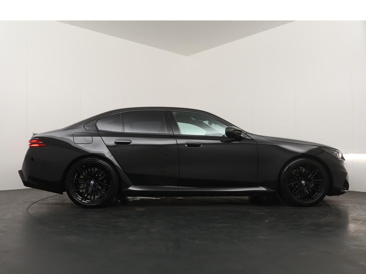 BMW M5 5-serie M Driver's Pack | Driving Assistant Professional | Parking Assistant Prof | Bowers & Wilkins | Stoelventilatie | Carbon Pack | Stuurwielrand verwarmd |