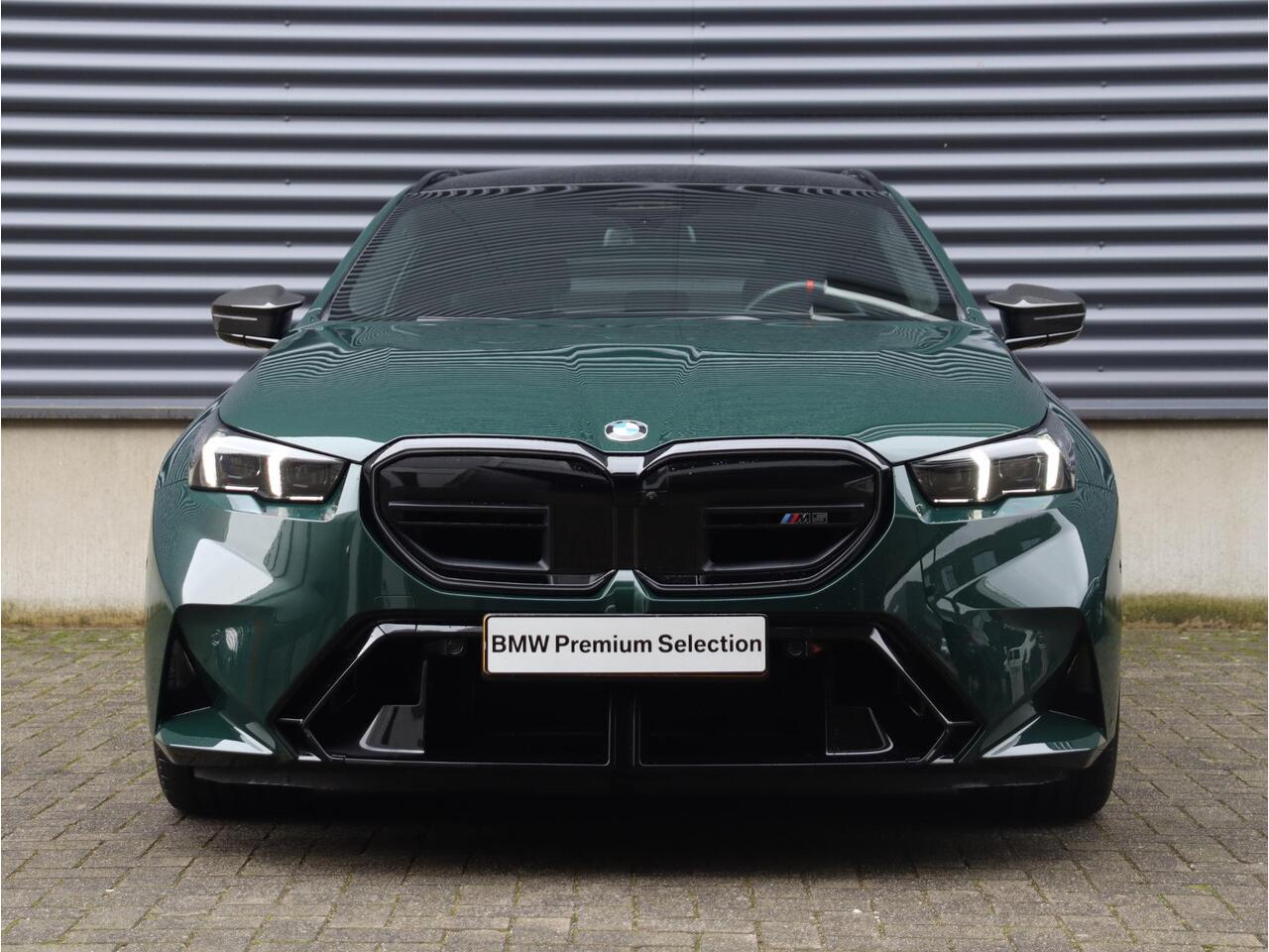 BMW M5 Touring | Individual Lak | M Driver's Package | Head-Up | Trekhaak | Bowers & Wilkins | Driving Assistant Prof. | Stoelventilatie | Carbon | Parking Assistant Prof. | 21'' & 22'' LMV