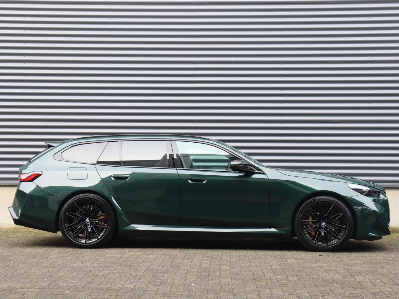 BMW M5 Touring | Individual Lak | M Driver's Package | Head-Up | Trekhaak | Bowers & Wilkins | Driving Assistant Prof. | Stoelventilatie | Carbon | Parking Assistant Prof. | 21'' & 22'' LMV