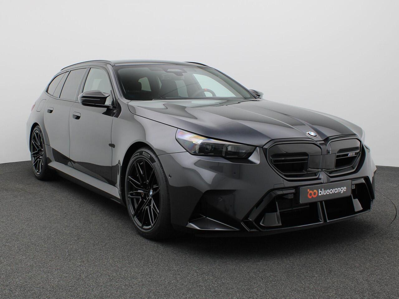 BMW M5 5-serie Touring 728PK Aut. Keramische remschijven, Panoramadak, Head-Up Display, Adaptieve Cruise Controle, Keyless, Side Assist, M-Drivers Pack, Bower&Wilkins Audio, Comfort Pack, Trekhaak, 21" LM Velgen