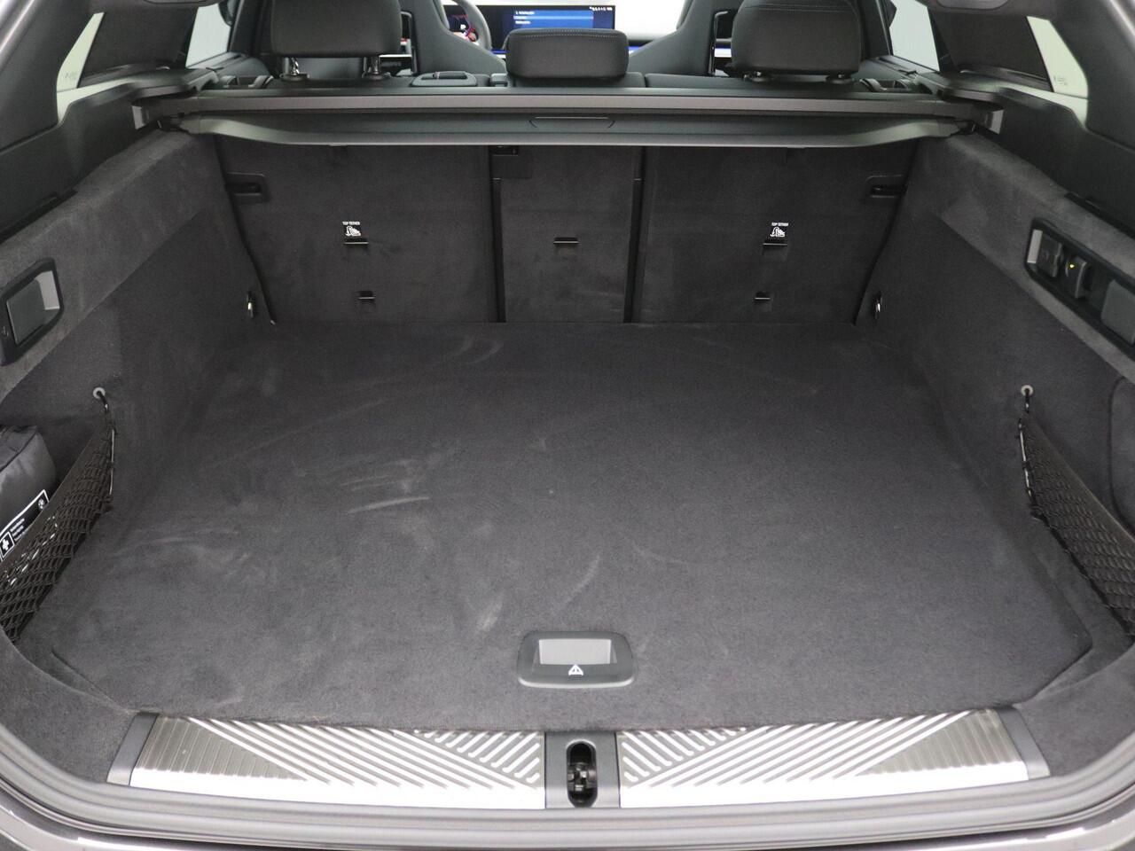 BMW M5 5-serie Touring 728PK Aut. Keramische remschijven, Panoramadak, Head-Up Display, Adaptieve Cruise Controle, Keyless, Side Assist, M-Drivers Pack, Bower&Wilkins Audio, Comfort Pack, Trekhaak, 21" LM Velgen