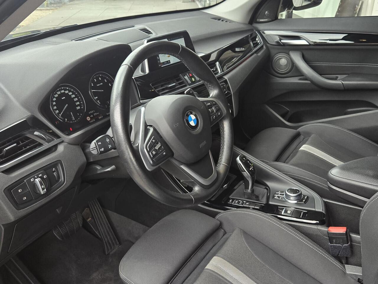 BMW X1 sDrive20i SPORTLINE | HARMAN KARDON | SPORTSTOELEN | TREKHAAK | STOELVERWARMING |