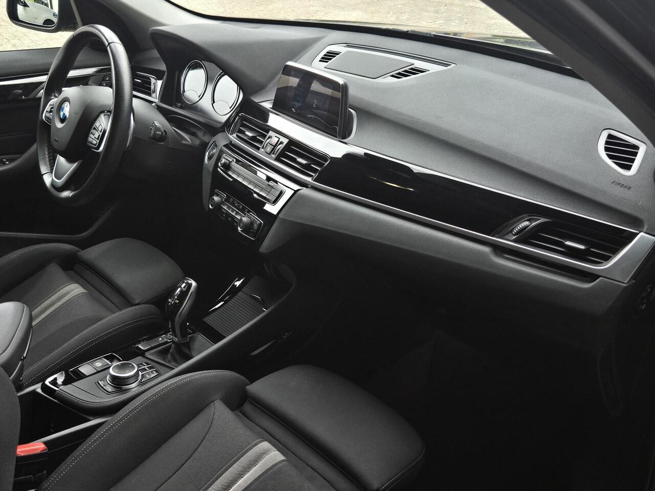 BMW X1 sDrive20i SPORTLINE | HARMAN KARDON | SPORTSTOELEN | TREKHAAK | STOELVERWARMING |