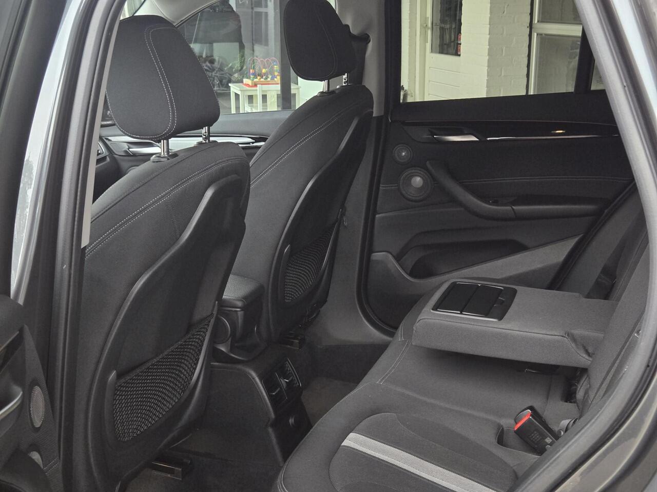 BMW X1 sDrive20i SPORTLINE | HARMAN KARDON | SPORTSTOELEN | TREKHAAK | STOELVERWARMING |