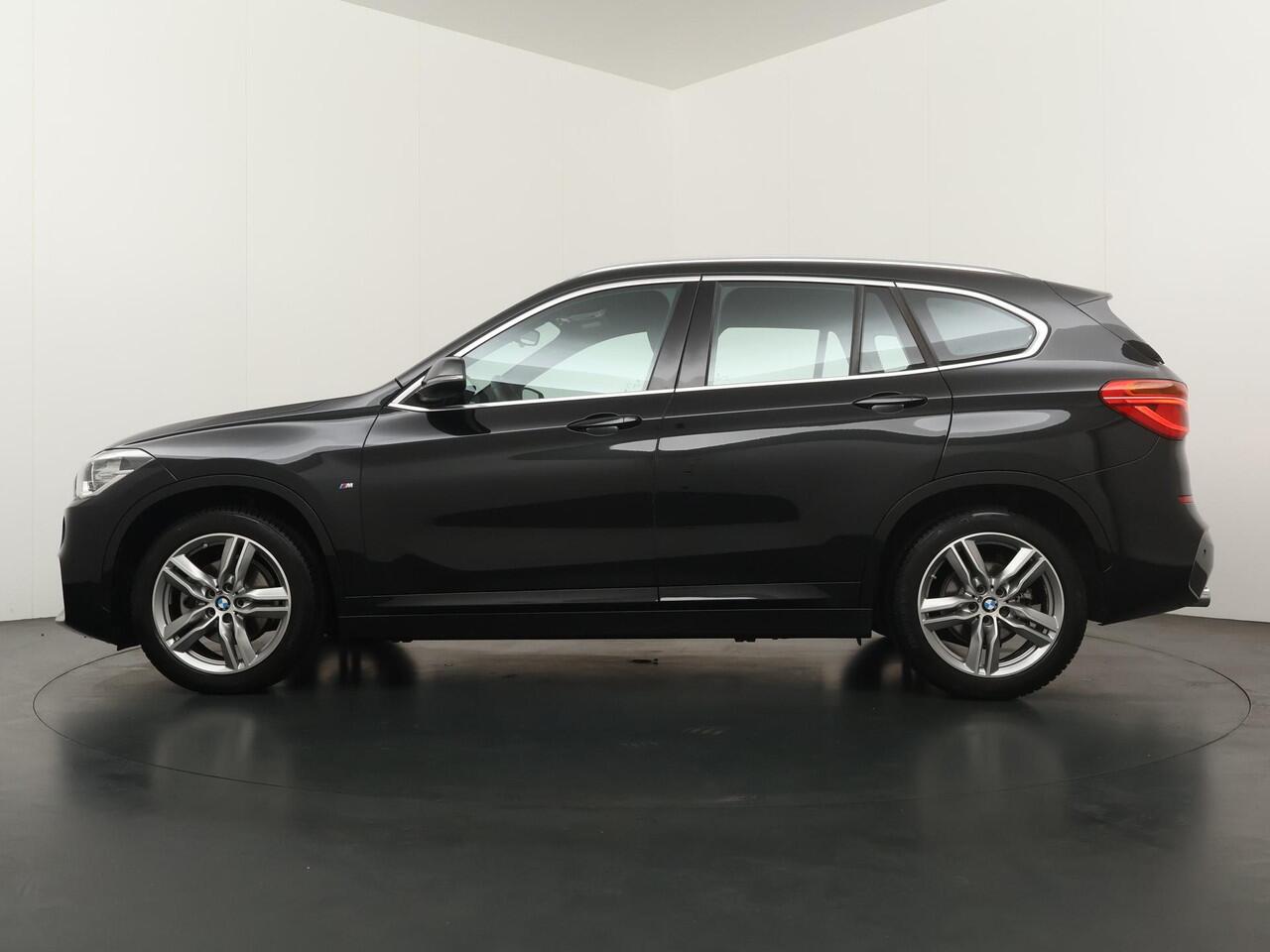 BMW X1 sDrive18i High Executive Edition B| M Sport | Trekhaak | Leder | Stoelverwarming | Parkeersensoren voor en achter | Head-Up Display | Navigatie |