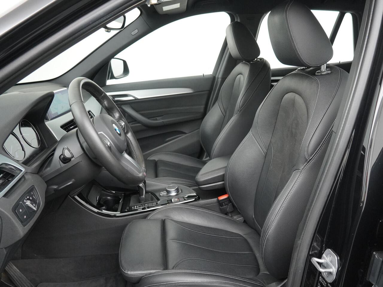 BMW X1 sDrive18i High Executive Edition B| M Sport | Trekhaak | Leder | Stoelverwarming | Parkeersensoren voor en achter | Head-Up Display | Navigatie |