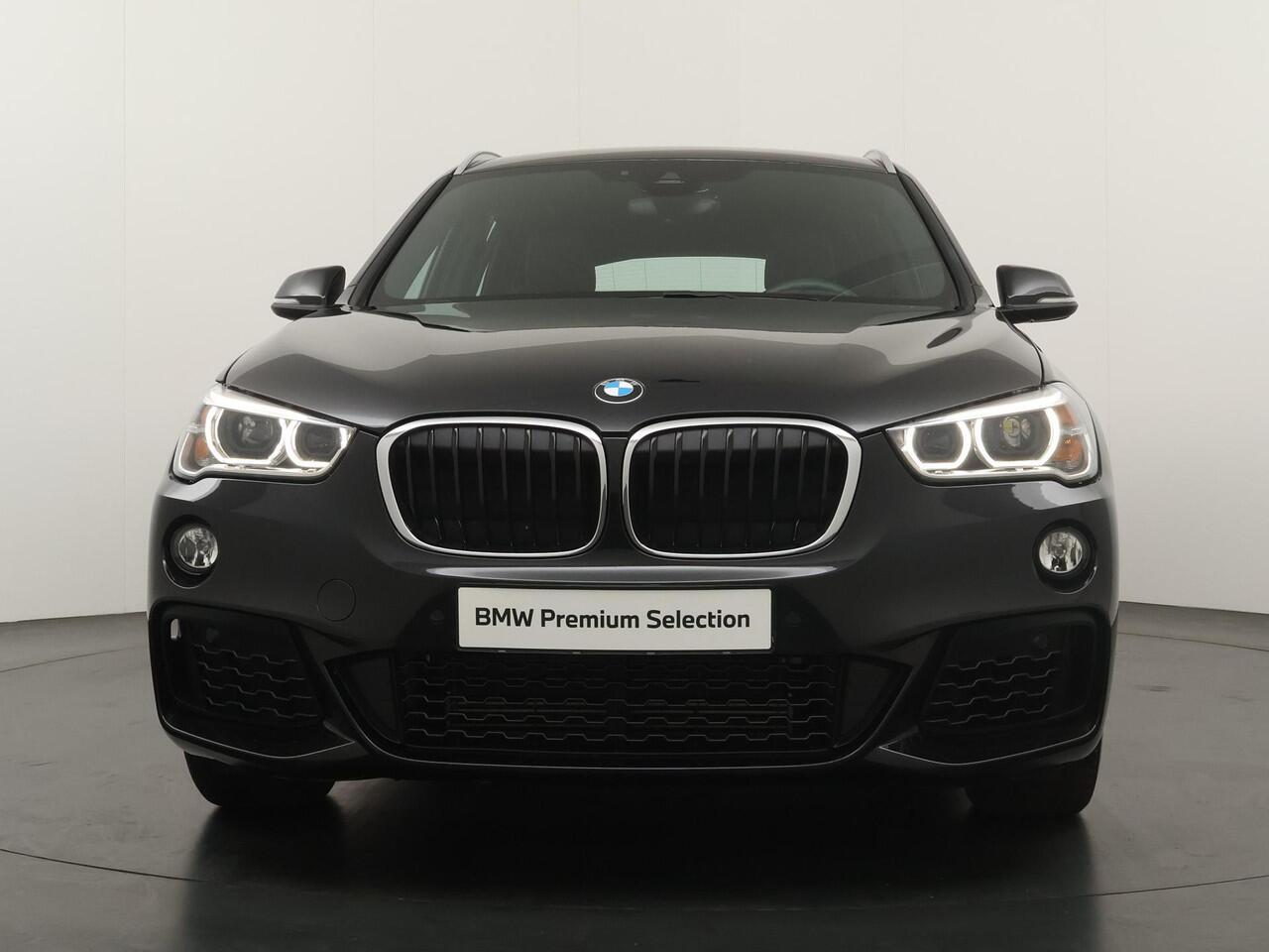 BMW X1 sDrive18i High Executive Edition B| M Sport | Trekhaak | Leder | Stoelverwarming | Parkeersensoren voor en achter | Head-Up Display | Navigatie |